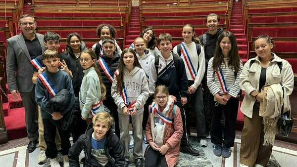Accueil à l'Assemblée nationale du Conseil municipal des Enfants et des Jeunes de Merville