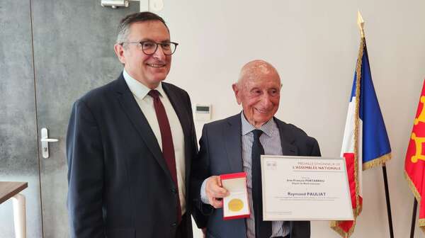 Remise de la médaille de l'Assemblée nationale à Raymond Pauliat