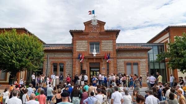 A l'inauguration de la rénovation de la mairie de Castelnau d'Estrétefonds