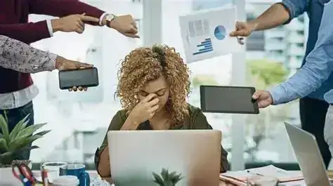 Stress au travail : causes, symptômes et solutions efficaces pour retrouver l’équilibre
