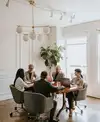 personnes collaborant autour d'une table avec des documents et des graphiques, symbolisant le développement humain et organisationnel
