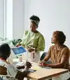 équipe collaborative en réunion stratégique