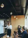 ingénieur informatique prenant la parole en réunion avec confiance