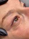 regard intensifié et sourcils redessinés naturellement