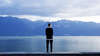 Homme contemplant un lac paisible symbolisant gestion des émotions
