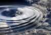 Ondulations d eau reflétant un ciel apaisant et nuageux