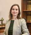 famille devant un tribunal avec avocat