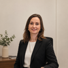 famille devant un tribunal avec avocat