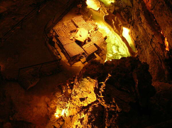 Le Gouffre de Proumeyssac : Une expérience inoubliable à ne pas manquer !