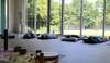 Personne allongée pratiquant relaxation profonde Yoga Nidra