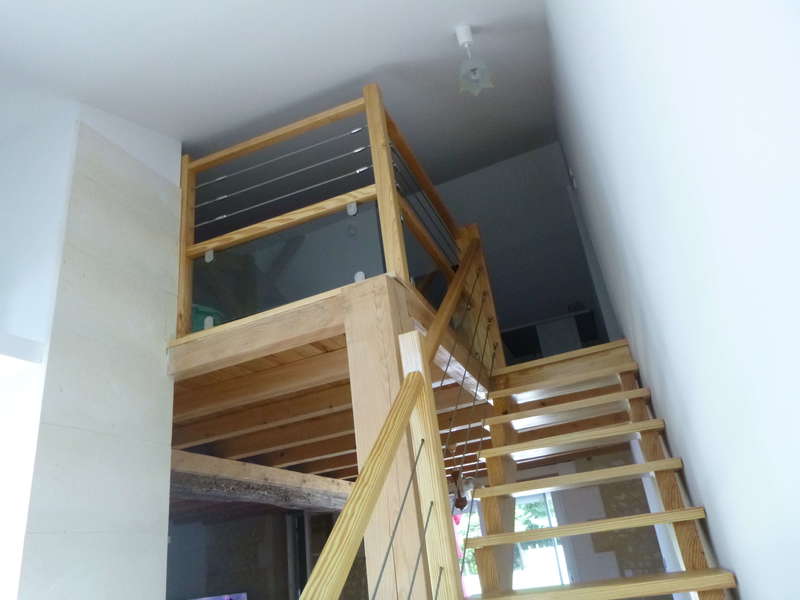 Fabrication et pose d'un escalier en bois avec filins en inox