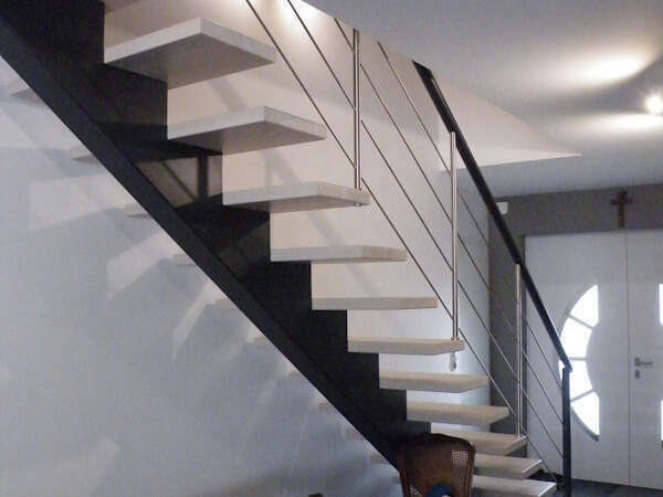 escalier_noir_blanc_limon_central