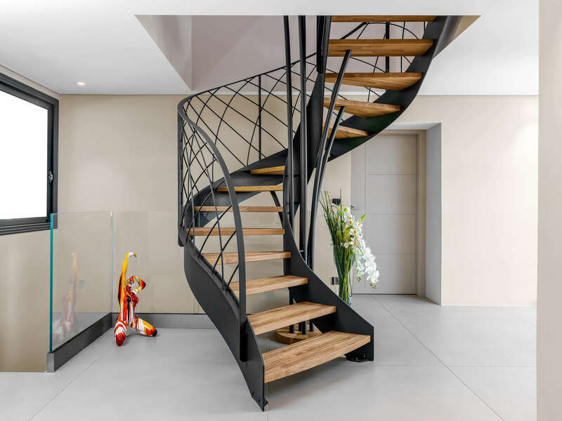 Escalier Courbe à limon métallique avec marches SENZU
