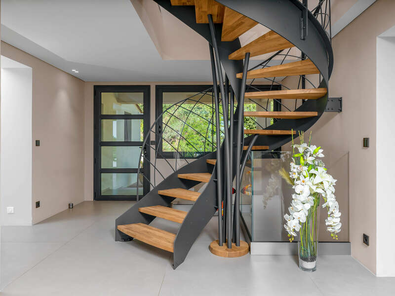 Escalier Courbe à limon métallique avec marches SENZU