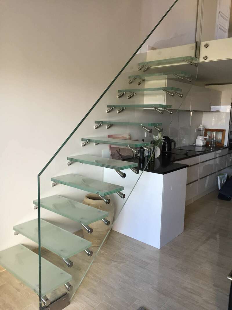 escalier_droit_marches_et_paroi_en_verre