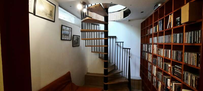 avant escalier tournant bibliothèque