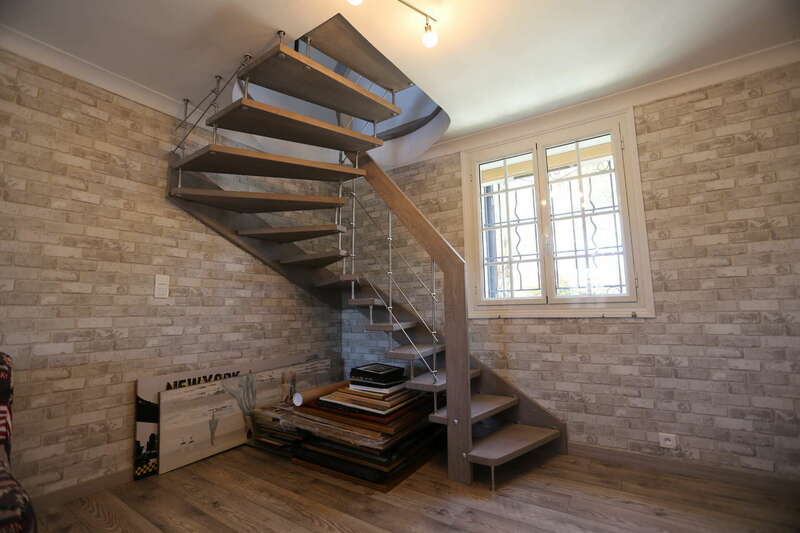 escalier tournant marche en bois métal