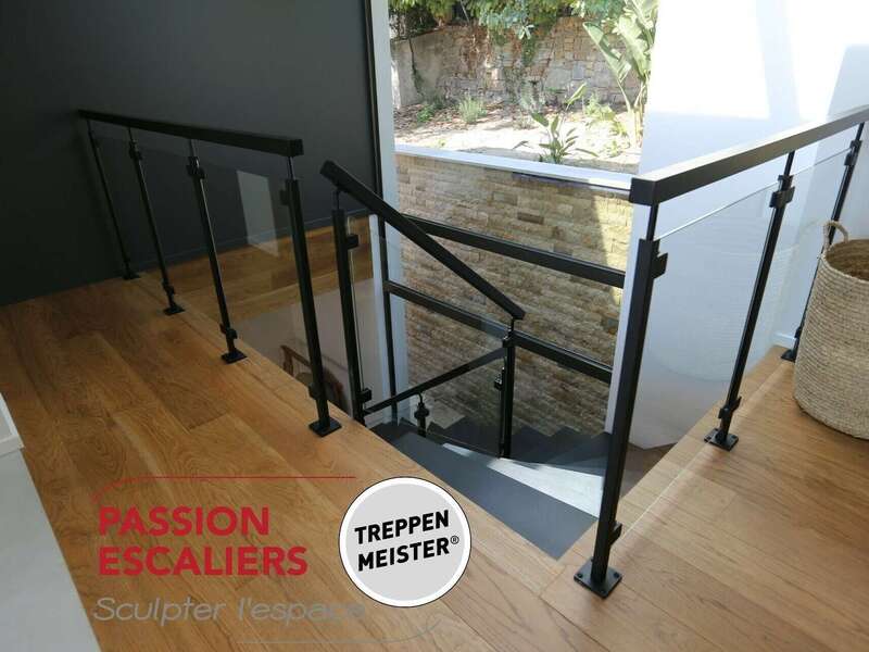 wangen_-__limon_central_metallique_2-4t_9005_fine_structure_-_console_plie_et_tole_dessus_-_chene_lca_teinte_noir_et_vernis_mat_-_gc_etage_ferro__4_