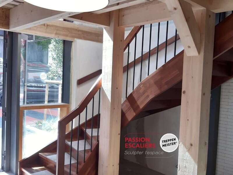 reygnier__rollys_pub__-_aura_acacia_lca_vernis_-_balustres_thermol-_noir_-_nez_antiderap-_-_1200_mm_de_larg__1_