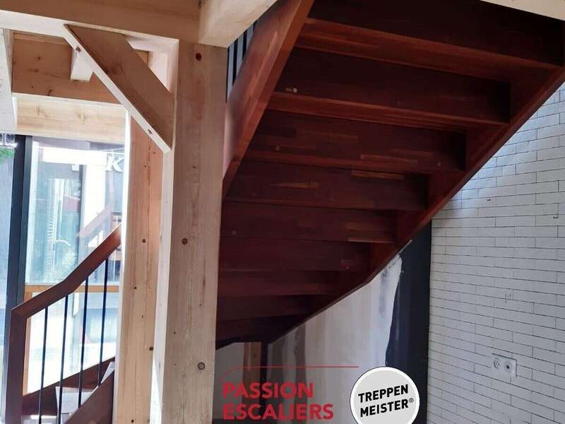 reygnier__rollys_pub__-_aura_acacia_lca_vernis_-_balustres_thermol-_noir_-_nez_antiderap-_-_1200_mm_de_larg__3_