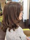 Coiffure élégante reflétant bien-être et coloration végétale