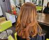 Ordinateur portable sur bureau illustrant coloration cheveux naturelle