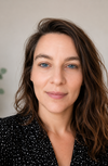 Femme brune en vêtement noir à pois coaching Angers