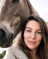 Femme et cheval symbolisant rigueur créativité et transmission
