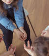 Quatre femmes en cercle lors d'une formation sur handicap invisible