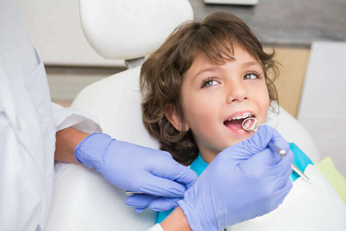 PRÉVENTION DES CARIES : L’INTÉRÊT DU VERNIS FLUORÉ POUR LES ENFANTS DE 6 ANS À 14 ANS.