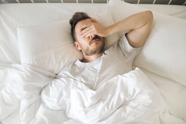 Chaleur, rythme décalé, soirées… pourquoi le sommeil change en été ?