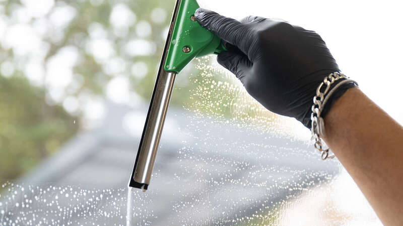 Dépoussiérage des parois vitrées