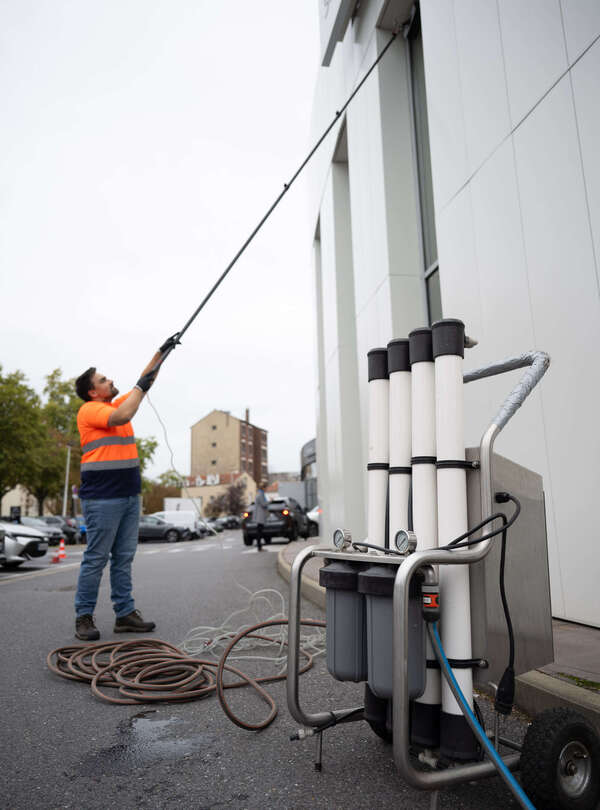 Nettoyage des vitres en hauteur : une méthode écologique et sécurisée grâce à l’eau pure