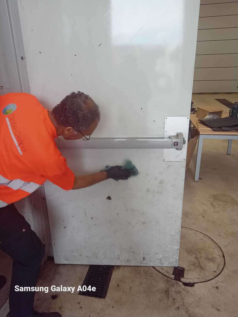avant nettoyage de portes professionnel