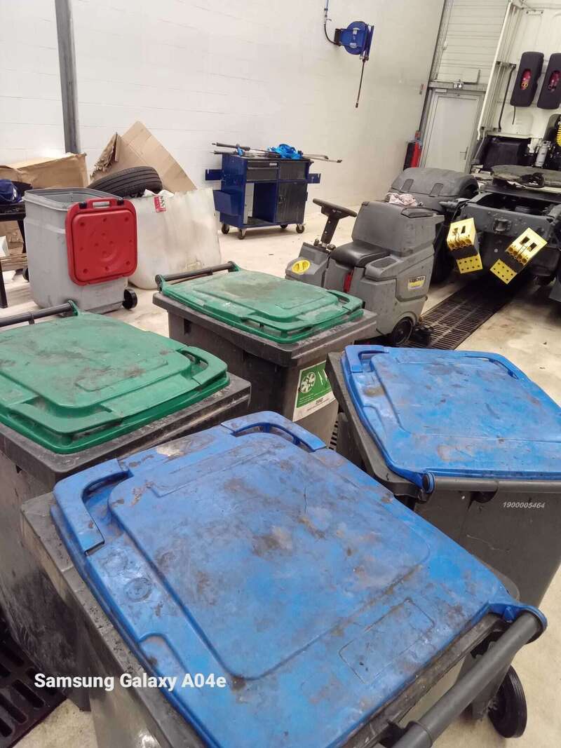 avant nettoyage de bacs et zones de stockage professionnel