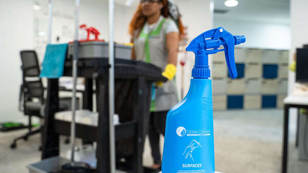 Comment se déroule une prestation de nettoyage professionnel dans des locaux occupés ?