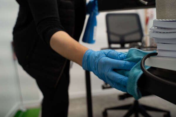 Nettoyage en interne ou prestataire externe : quelle solution est la plus rentable pour votre entreprise ?