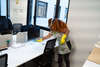 nettoyage professionnel en cours dans un bureau