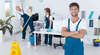 agents d entretien nettoyant un bureau moderne propre