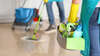 personnes en tablier nettoyant sols carrelage commerces boutiques