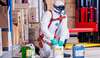 Employé en protection manipulant réapprovisionnement produits sanitaires