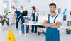 agents en salopette bleue nettoyage bureaux modernes lumineux