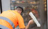 Agents entretenant sanitaires parkings réapprovisionnement automatisé