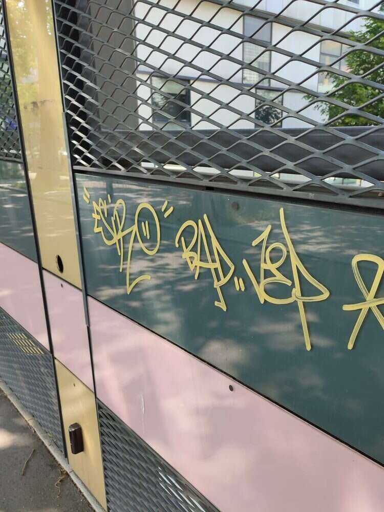 Façade extérieure avant et après le retrait d’un graffiti