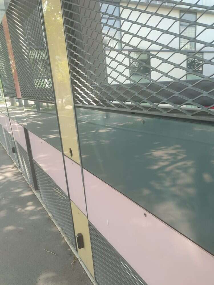 Façade extérieure avant et après le retrait d’un graffiti