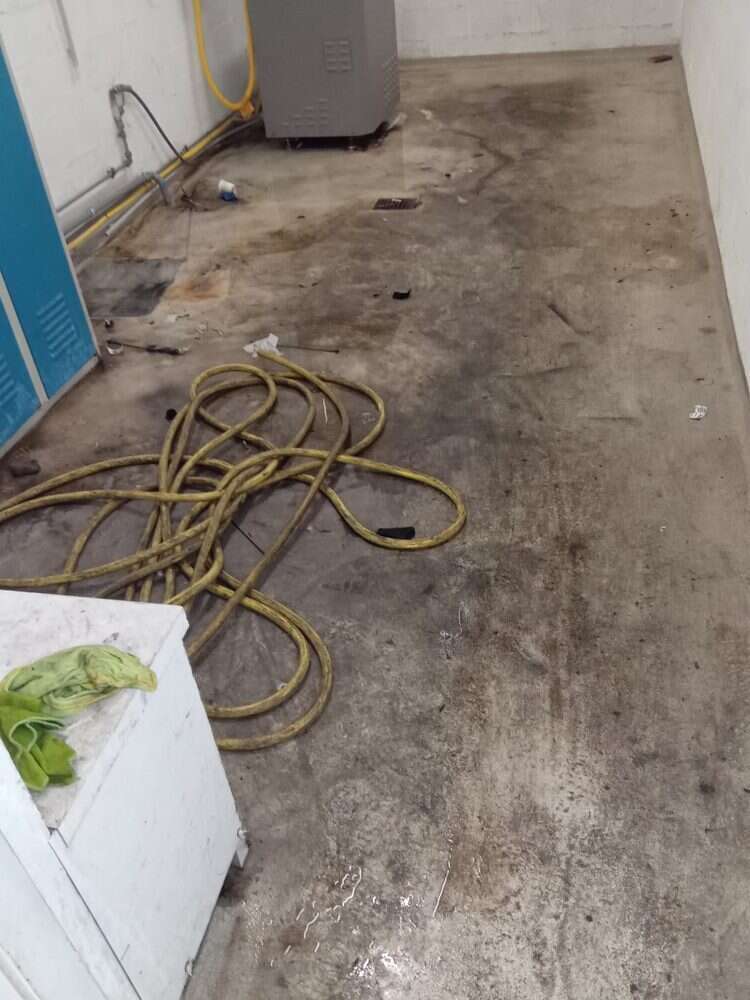 Sol d’un local technique avant et après décapage
