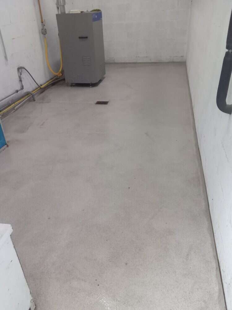 Sol d’un local technique avant et après décapage