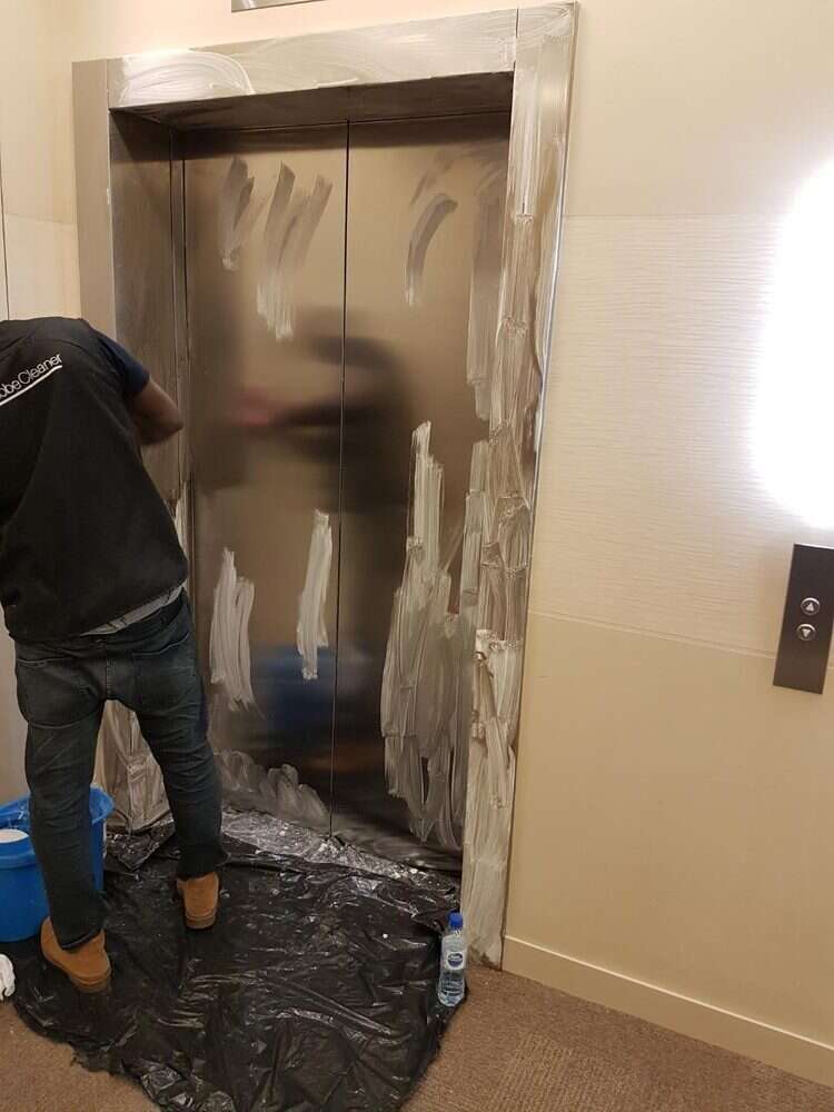 Portes d’ascenseur en inox pendant et après nettoyage