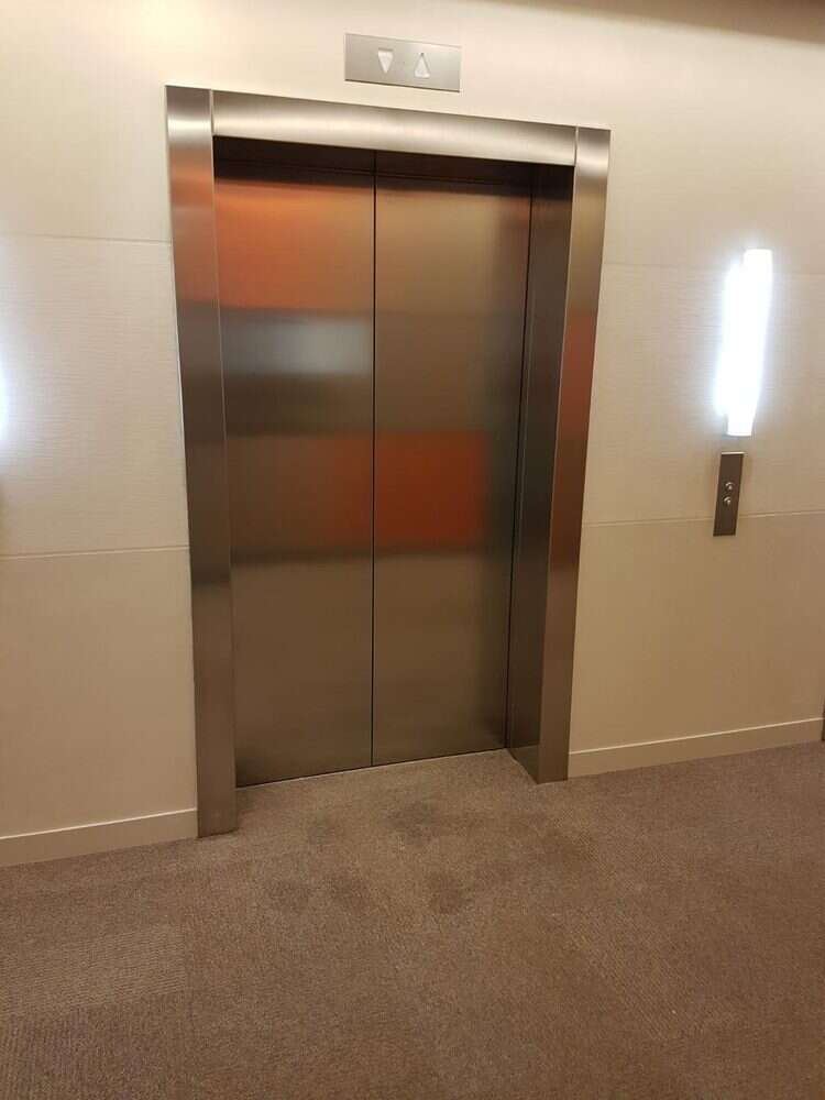 Portes d’ascenseur en inox pendant et après nettoyage