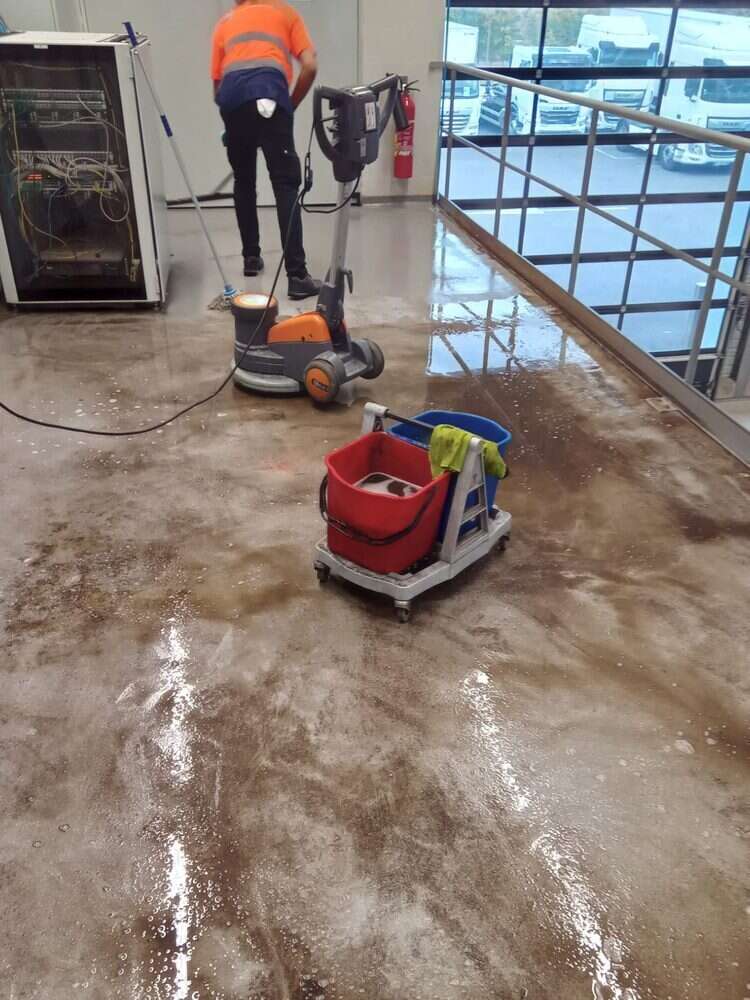 Décapage à la monobrosse du sol d’un entrepôt
